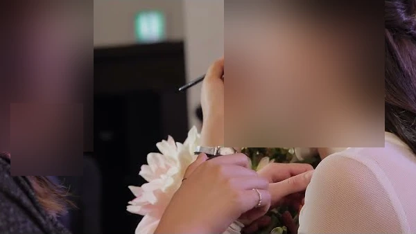 디어달리아 메이킹에서 발췌한 메이크업 준비 장면. 인물 마스킹 유지.